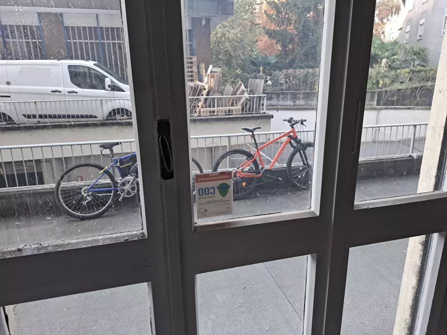 Immagine 11 di Locale commerciale in vendita  a Torino