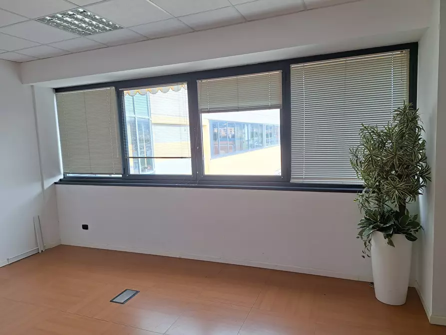 Immagine 5 di Ufficio in affitto  a Sarzana
