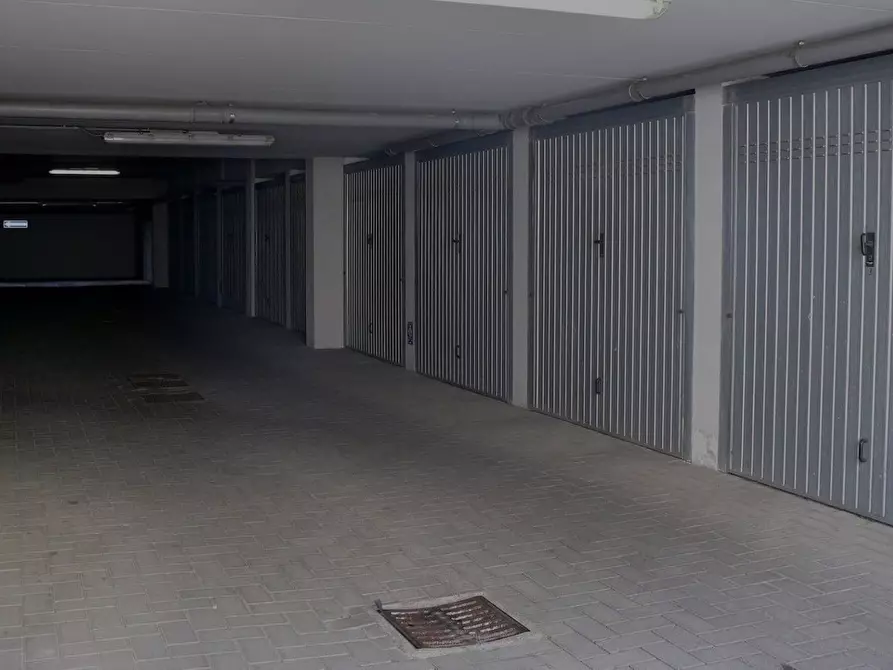 Immagine 1 di Garage in vendita  a Sarzana
