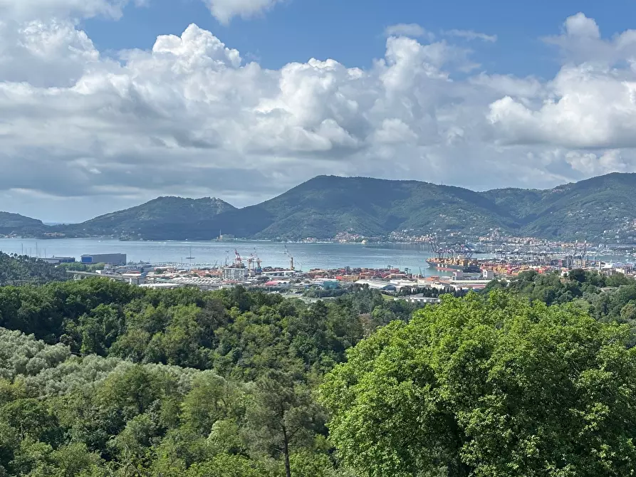 Immagine 2 di Casa indipendente in vendita  a La Spezia