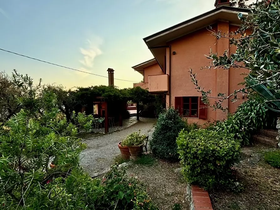 Immagine 11 di Villa in vendita  a Fosdinovo