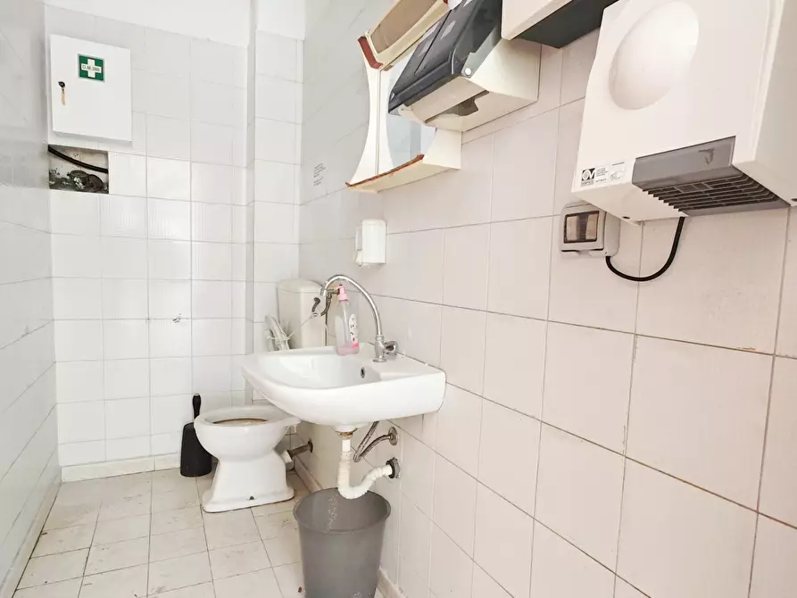 Immagine 7 di Locale commerciale in affitto  in Via Dica di Genova 50 a Taranto