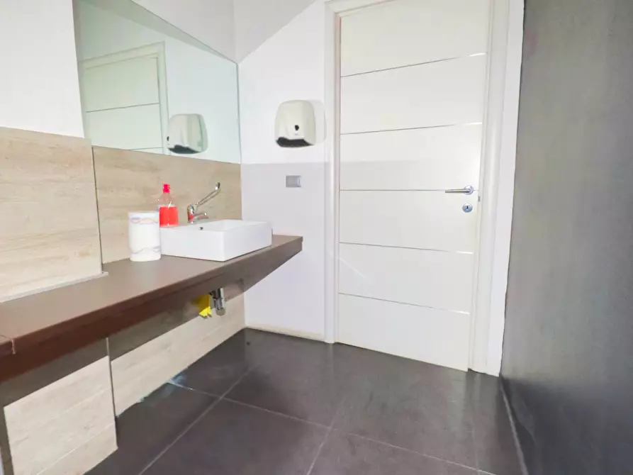 Immagine 13 di Locale commerciale in affitto  in Corso Umberto I 79 a Taranto