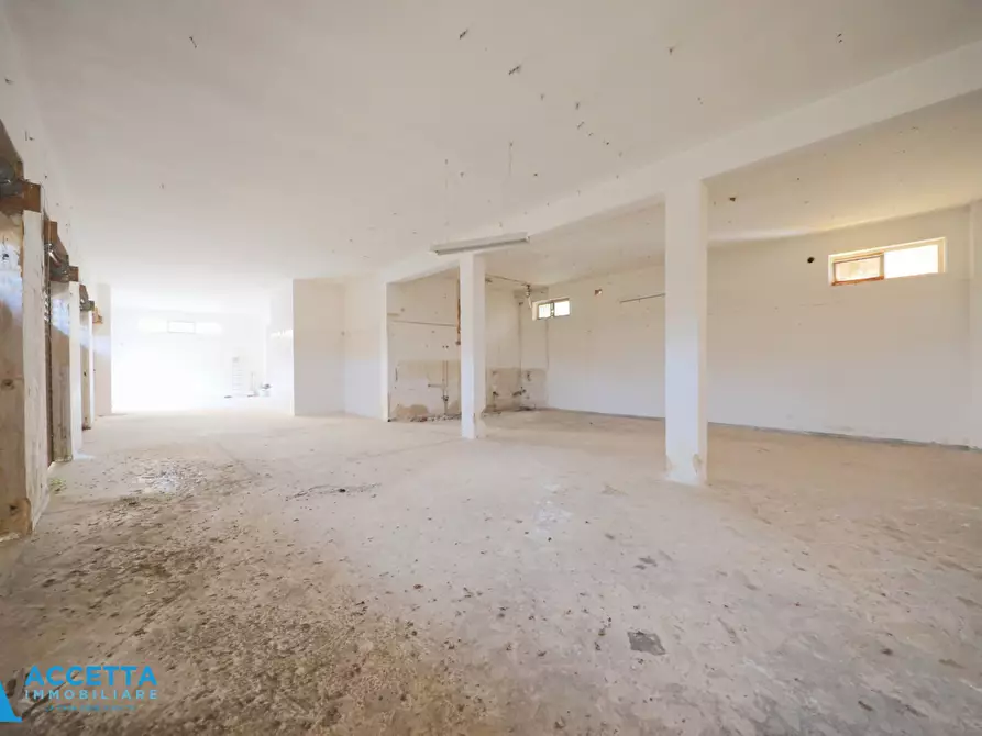 Immagine 9 di Locale commerciale in vendita  in Corso Vittorio Emanuele II 11 a Taranto