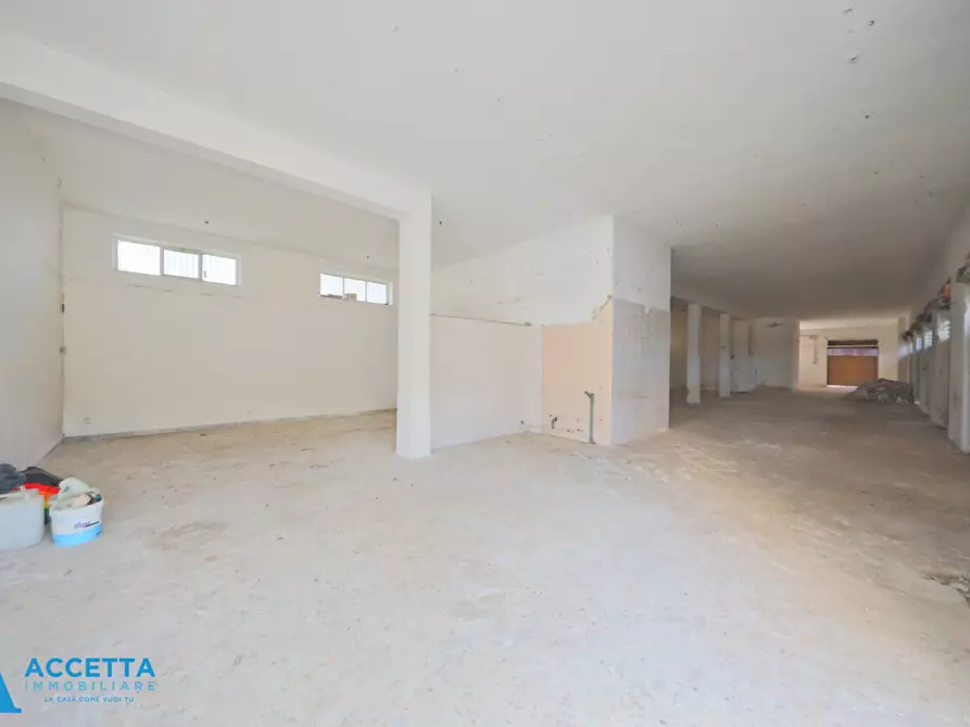 Immagine 12 di Locale commerciale in vendita  in Corso Vittorio Emanuele II 11 a Taranto