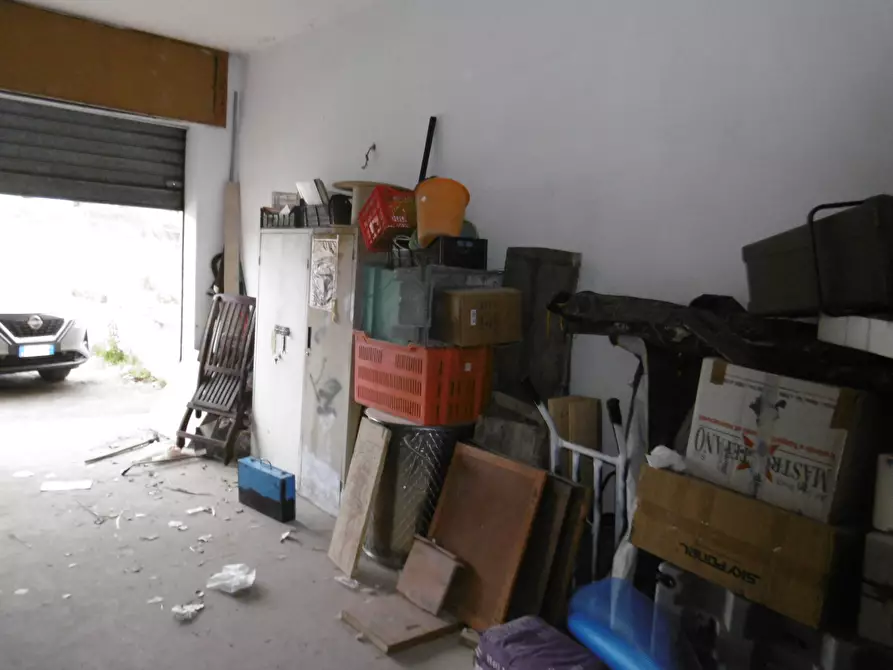 Immagine 2 di Locale commerciale in vendita  in VIA SAMUGHEO a Roma