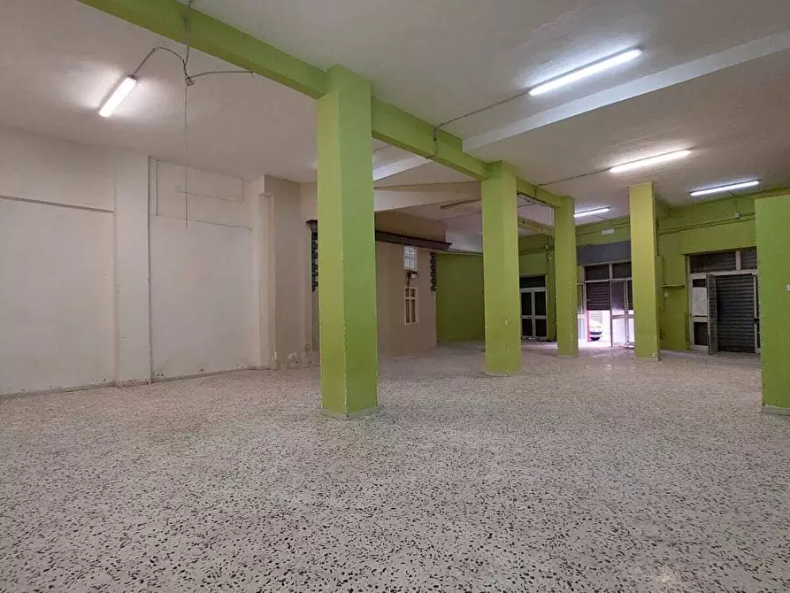 Immagine 3 di Locale commerciale in vendita  in Via Palinuro 137 a Salerno