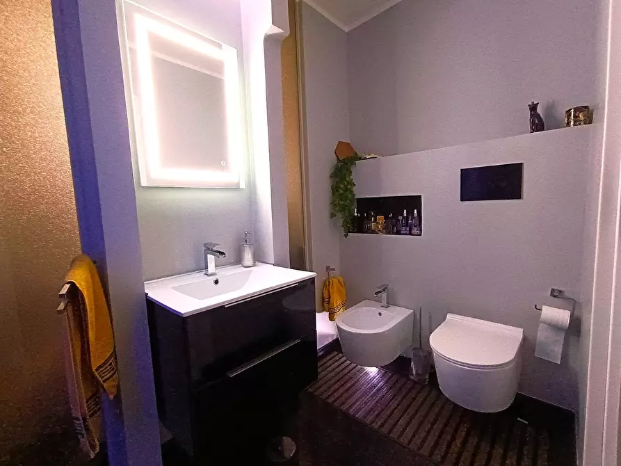 Immagine 13 di Locale commerciale in vendita  in Via Sant'Eremita 27 a Salerno