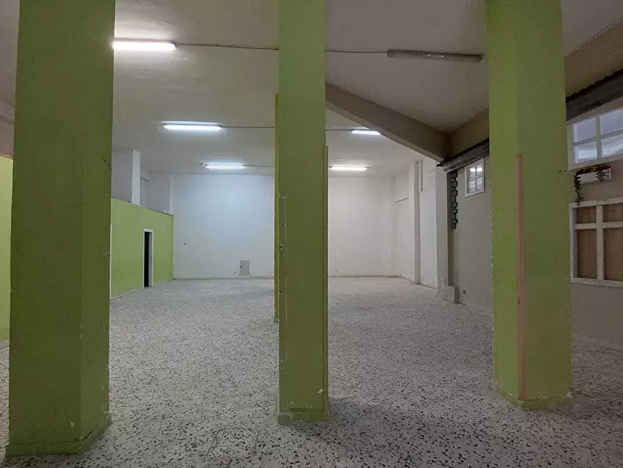 Immagine 12 di Locale commerciale in vendita  in Via Palinuro 137 a Salerno