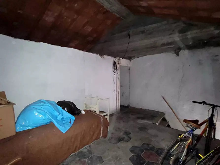 Immagine 29 di Pentalocale in vendita  in Via Campi 7 a Serra Riccò