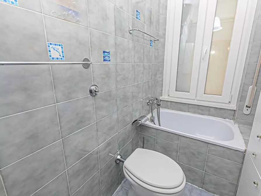 Immagine 33 di Pentalocale in vendita  in Via delle Acacie 10 a Genova