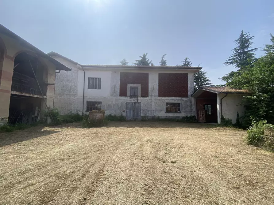 Immagine 1 di Rustico / casale in vendita  in Frazione Villa 8 a Serravalle Langhe