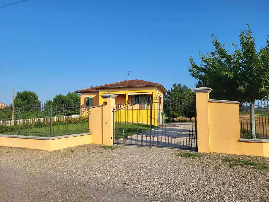 Immagine 1 di Villa in vendita  in Strada Cinta Fossa 6a a Roccabianca