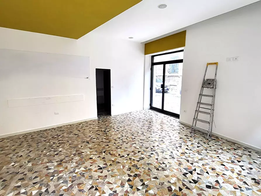 Immagine 2 di Locale commerciale in vendita  a Senigallia