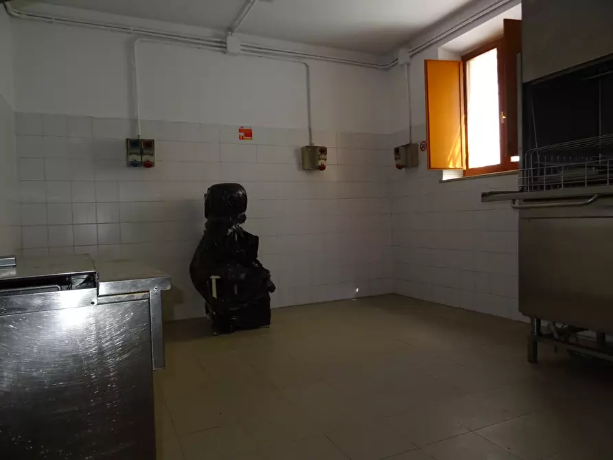 Immagine 7 di Locale commerciale in vendita  a Senigallia