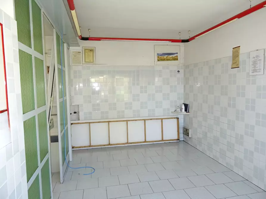 Immagine 4 di Locale commerciale in vendita  a Ostra