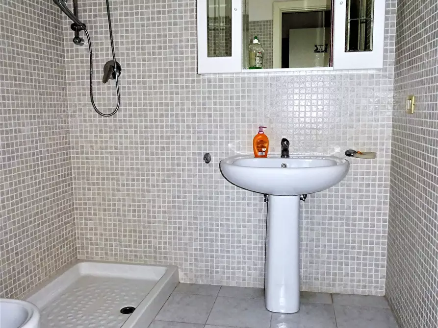 Immagine 8 di Ufficio in vendita  a Senigallia