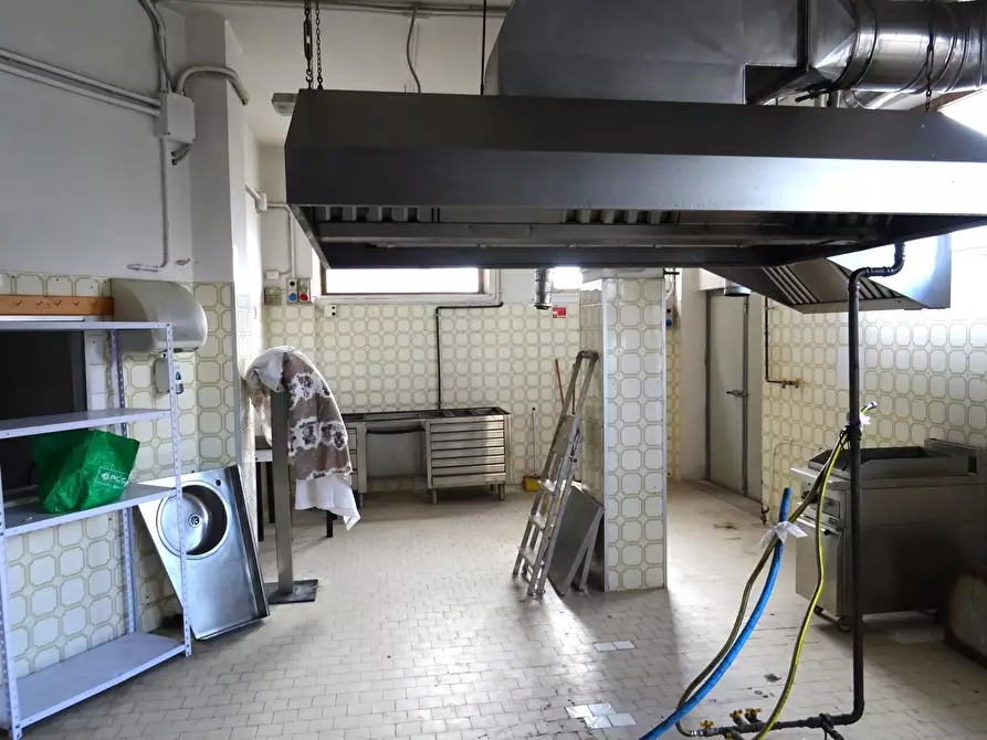 Immagine 7 di Locale commerciale in vendita  a Senigallia