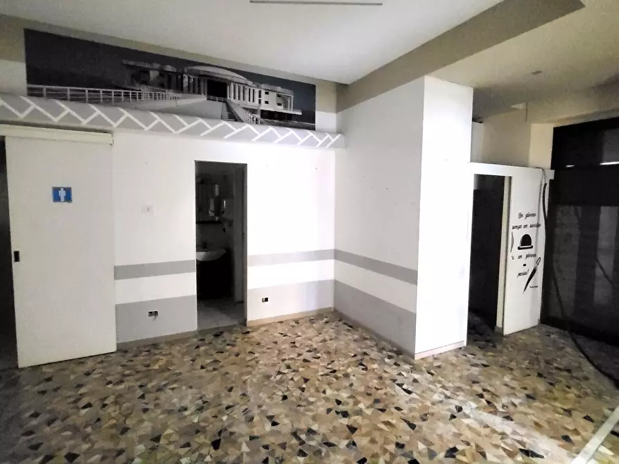 Immagine 8 di Locale commerciale in vendita  a Senigallia