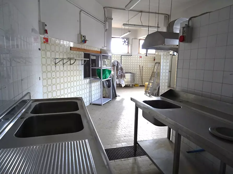 Immagine 6 di Locale commerciale in vendita  a Senigallia