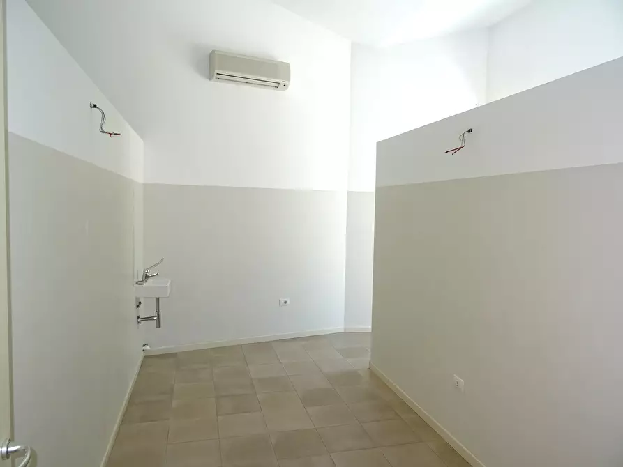 Immagine 5 di Ufficio in vendita  a Senigallia