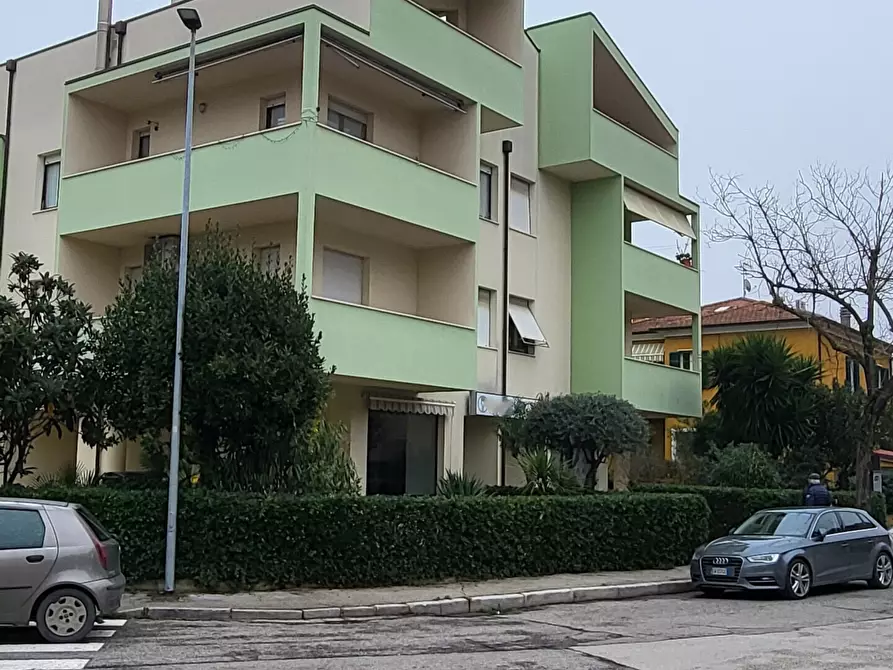 Immagine 3 di Locale commerciale in vendita  a Senigallia