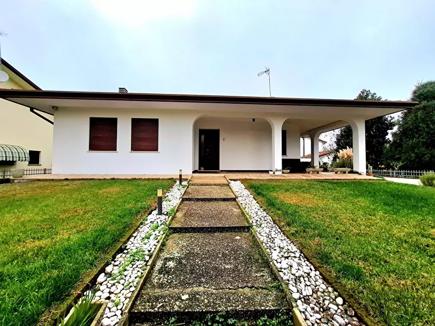 Immagine 2 di Villa in vendita  in Via Filippo Brunelleschi 42 a Rovigo