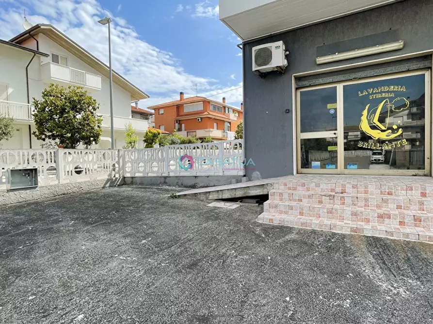 Immagine 13 di Locale commerciale in vendita  a Pineto