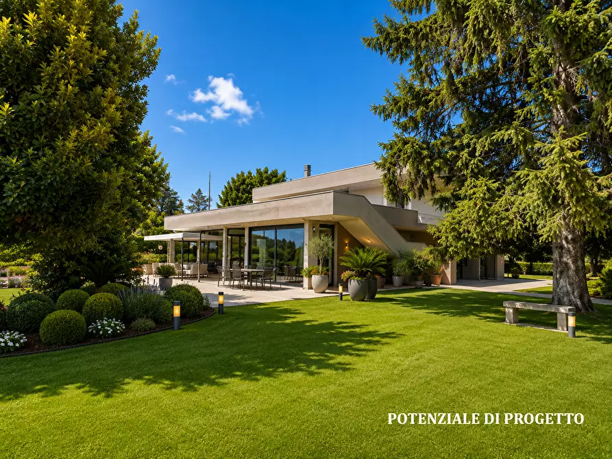 Immagine 1 di Villa in vendita  in Via Acquala 40 a Montignoso