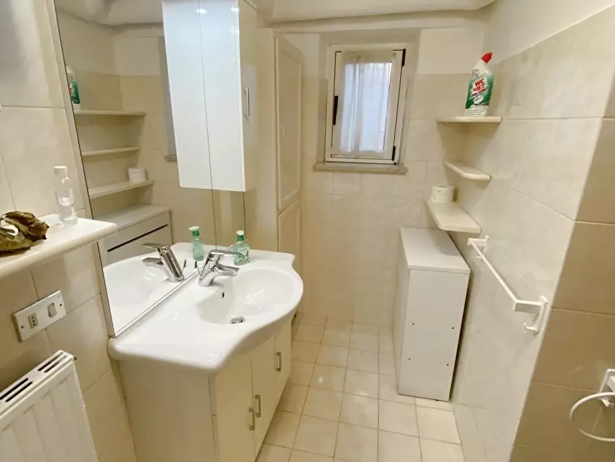 Immagine 24 di Casa trifamiliare in vendita  in Strada Statale 1 189 a Castelnuovo Magra