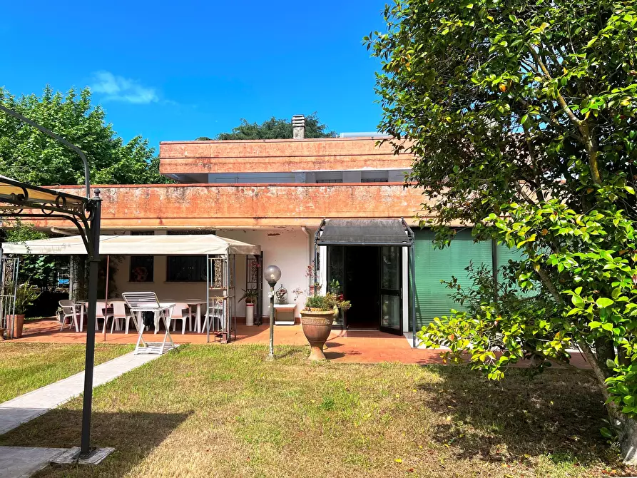 Immagine 10 di Villa in vendita  in Via Acquala 40 a Montignoso