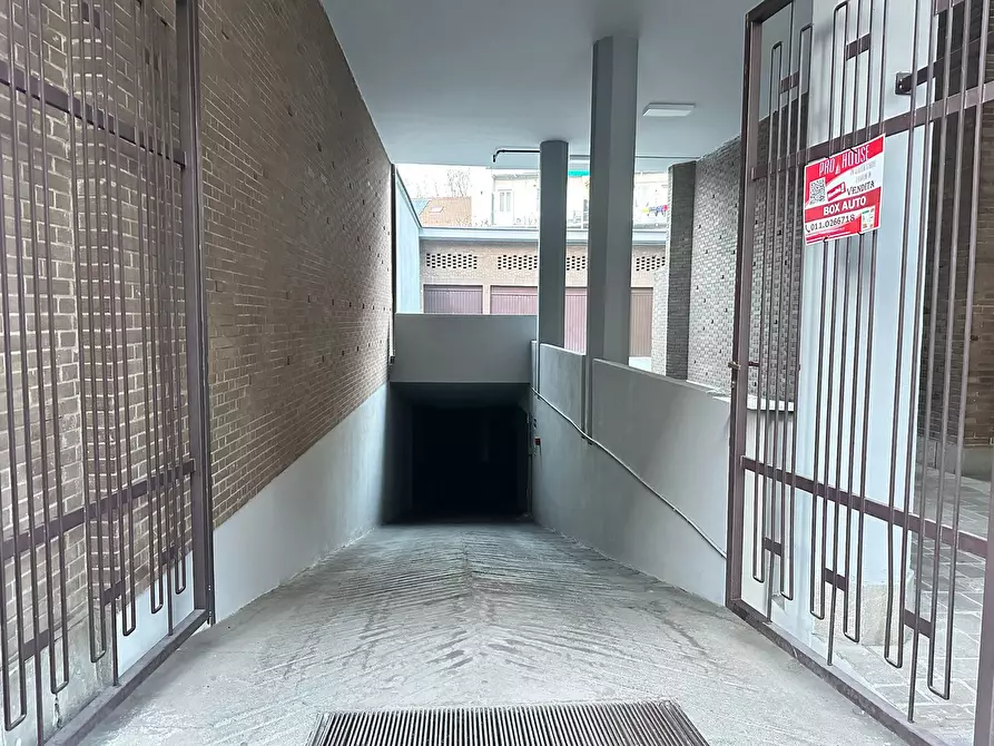 Immagine 3 di Garage in vendita  in Via Pesaro 45 a Torino