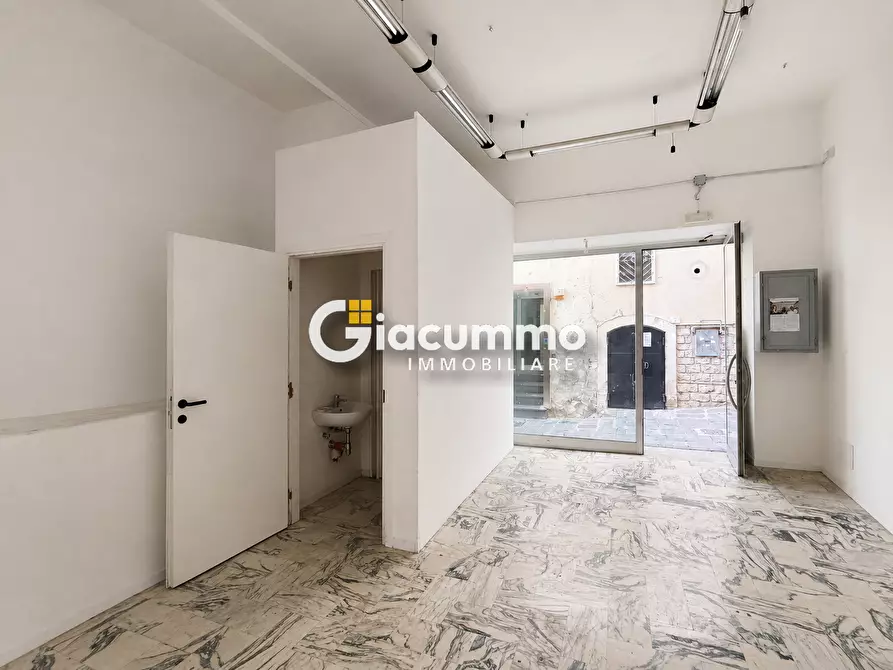 Immagine 6 di Locale commerciale in vendita  in Via Fratelli Bandiera 1 a Potenza