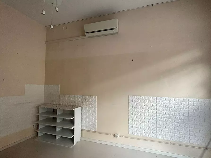 Immagine 11 di Locale commerciale in affitto  a Fornovo Di Taro