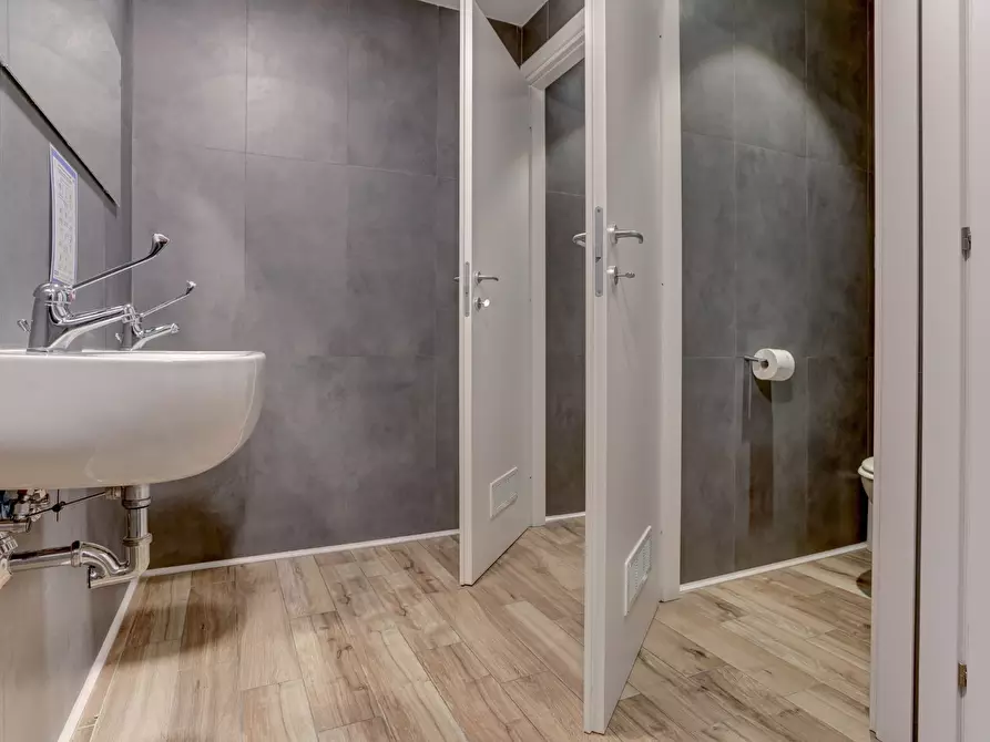 Immagine 18 di Locale commerciale in vendita  a Roma