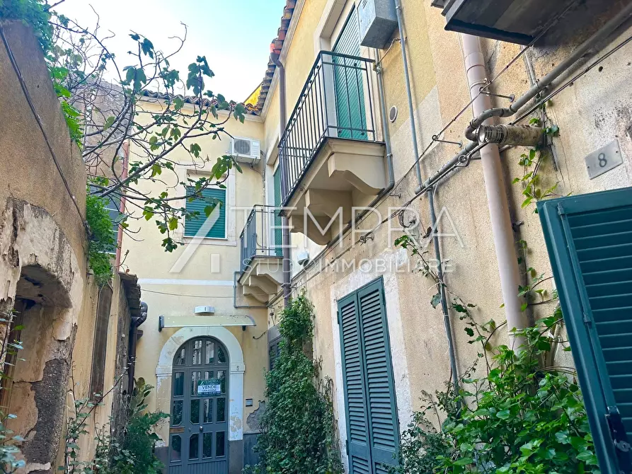 Immagine 2 di Casa indipendente in vendita  a Adrano