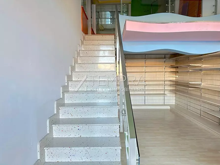 Immagine 12 di Locale commerciale in vendita  a Adrano