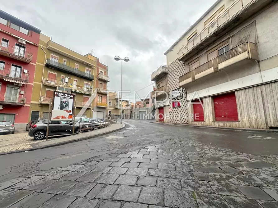 Immagine 11 di Locale commerciale in vendita  a Adrano