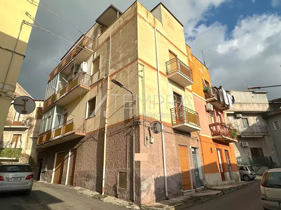 Immagine 1 di Appartamento in vendita  in VIA TOMMASEO 35 a Adrano