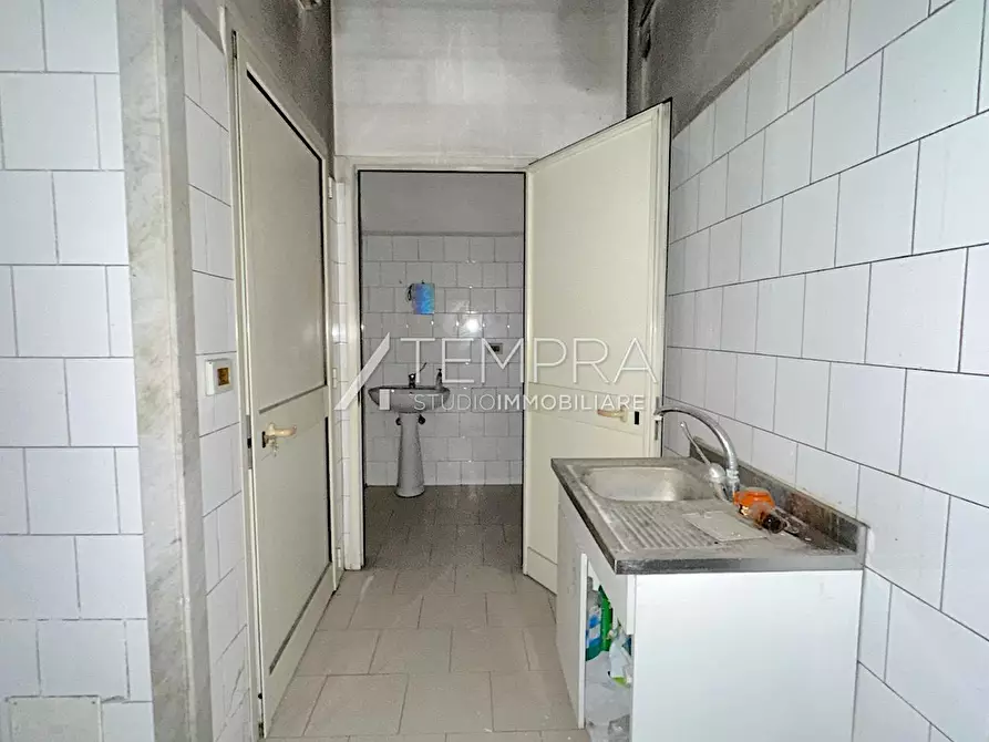 Immagine 14 di Locale commerciale in vendita  a Adrano