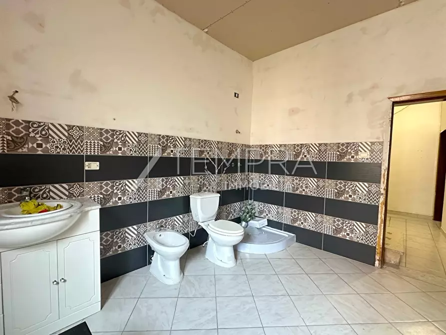 Immagine 13 di Casa indipendente in vendita  a Adrano