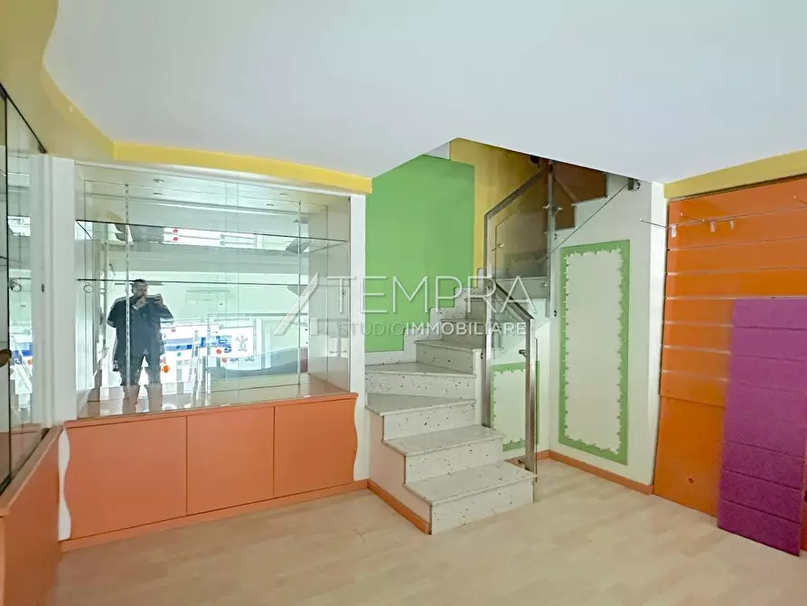 Immagine 13 di Locale commerciale in vendita  a Adrano