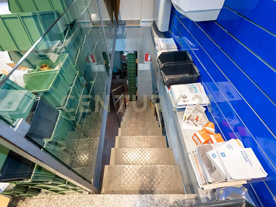 Immagine 18 di Locale commerciale in vendita  in Via Firenze 205 a Aci Castello