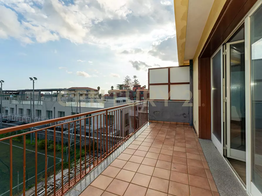 Immagine 51 di Showroom in vendita  in Via delle Scuole 1 a Aci Castello