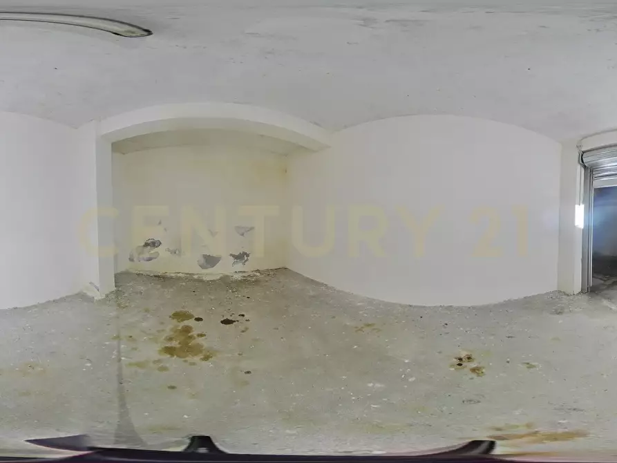 Immagine 34 di Magazzino in vendita  in Via del Bosco 407 a Catania