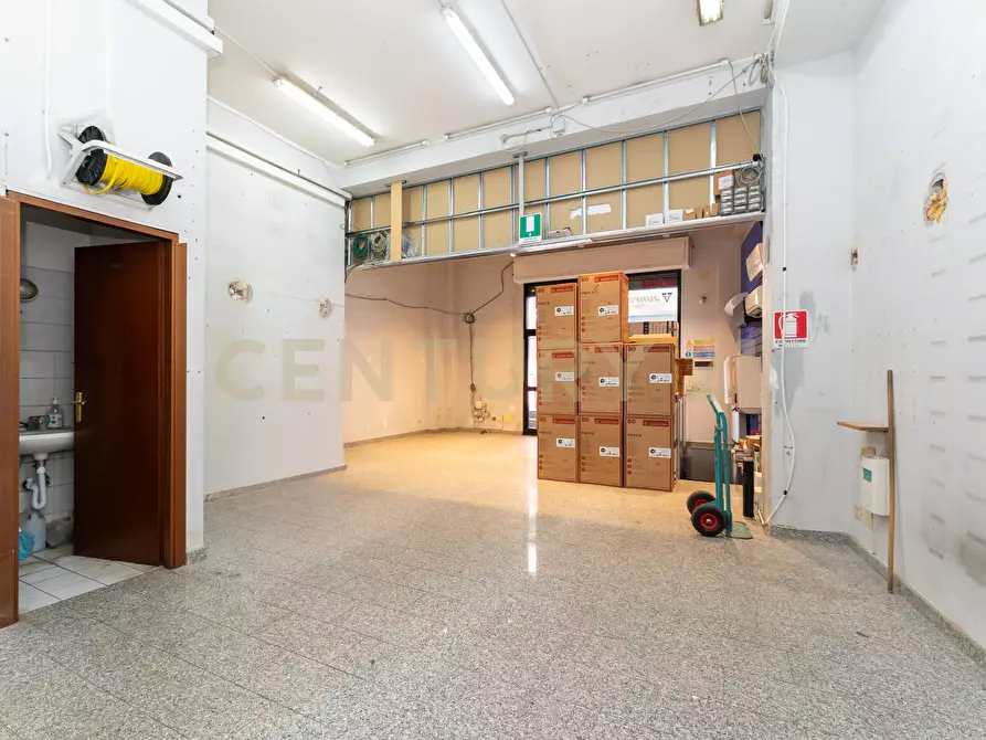 Immagine 12 di Locale commerciale in vendita  in Via Firenze 205 a Aci Castello