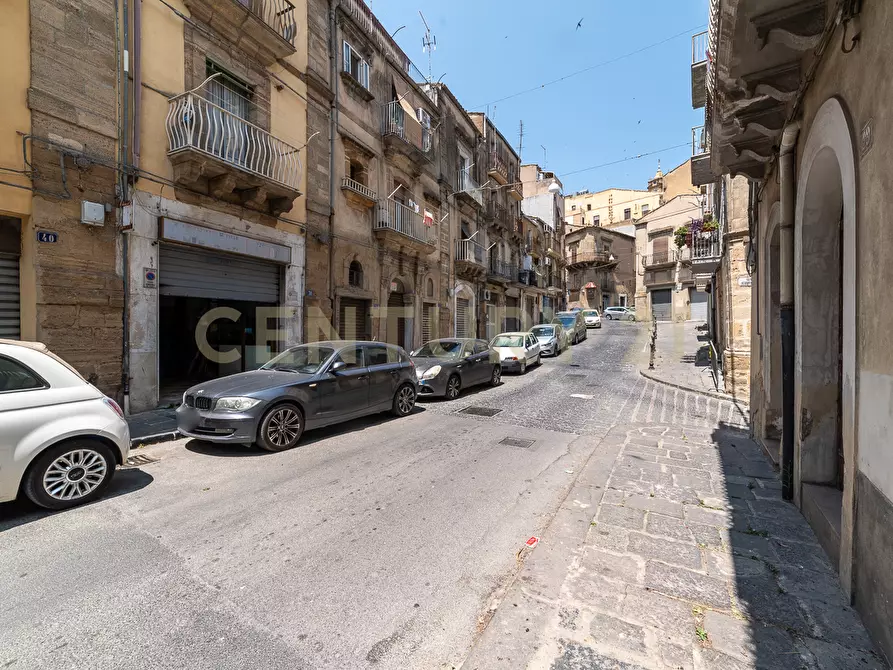 Immagine 1 di Locale commerciale in vendita  in Via San Pietro 38 a Caltagirone
