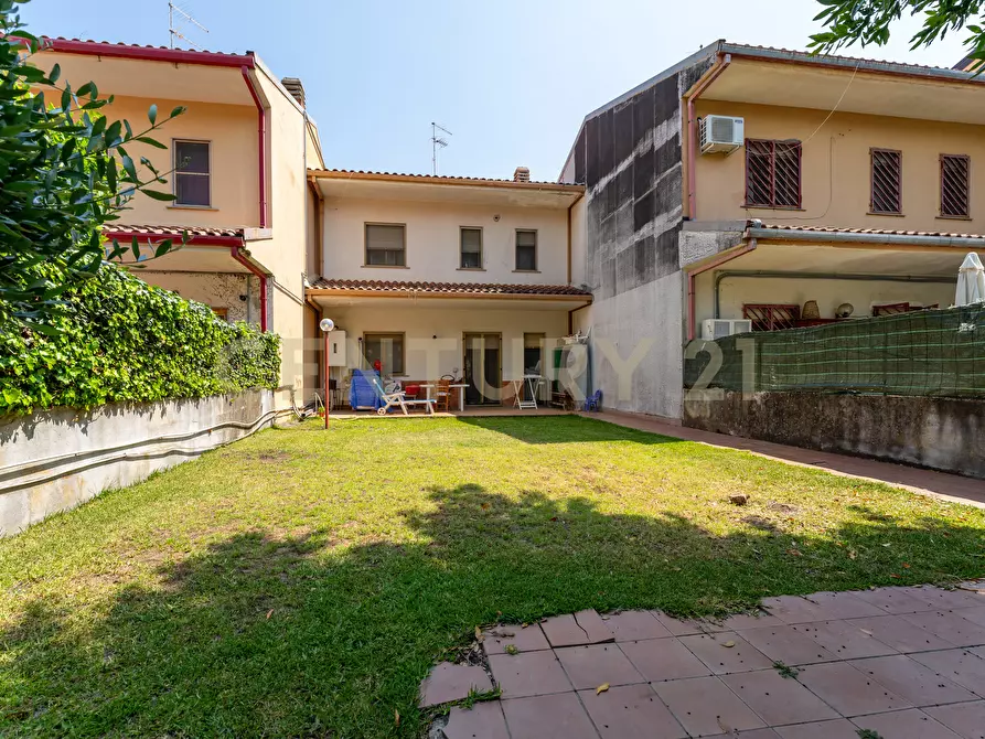 Immagine 47 di Villa in vendita  in Via Libertà 1 a Mascalucia