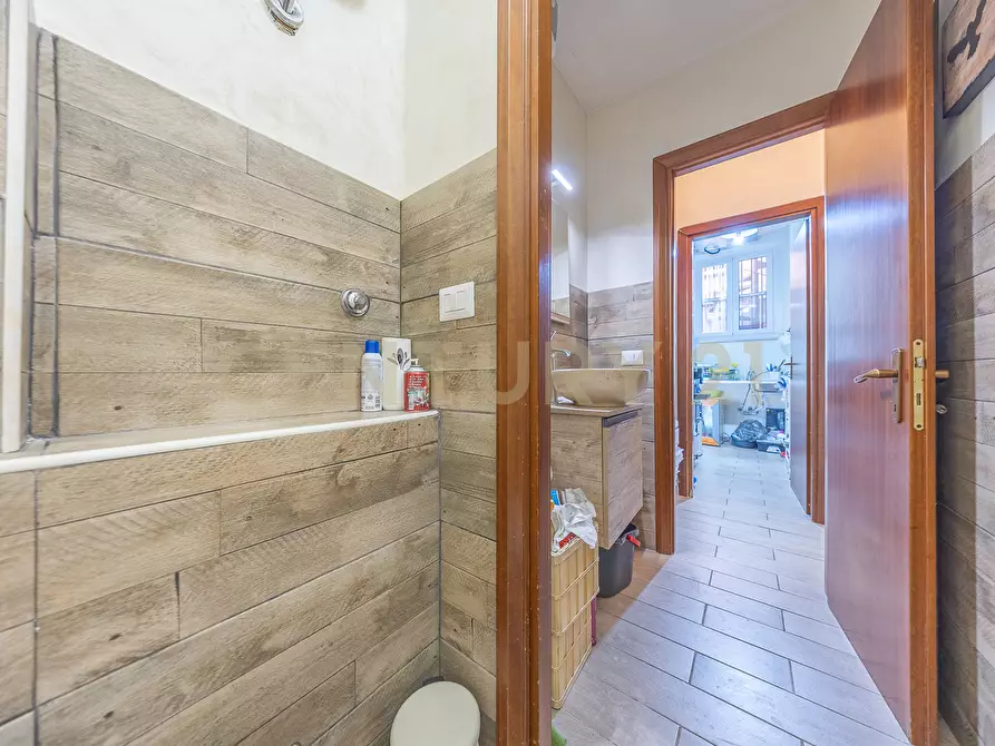 Immagine 27 di Locale commerciale in vendita  in VIA AUGUSTA GENINA 16 a Roma