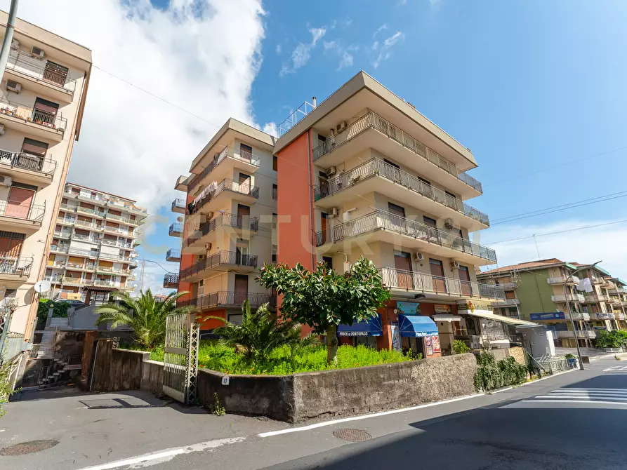 Immagine 41 di Pentalocale in vendita  in Via Carnazza 2 a Tremestieri Etneo